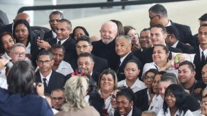 Em evento de confraternização com trabalhadores terceirizados do Palácio do Planalto, nesta quinta-feira (21), o presidente Luiz Inácio Lula da Silva anunciou que a categoria passará a ter direito a recesso de fim de ano, como ocorre com os servidores públicos.