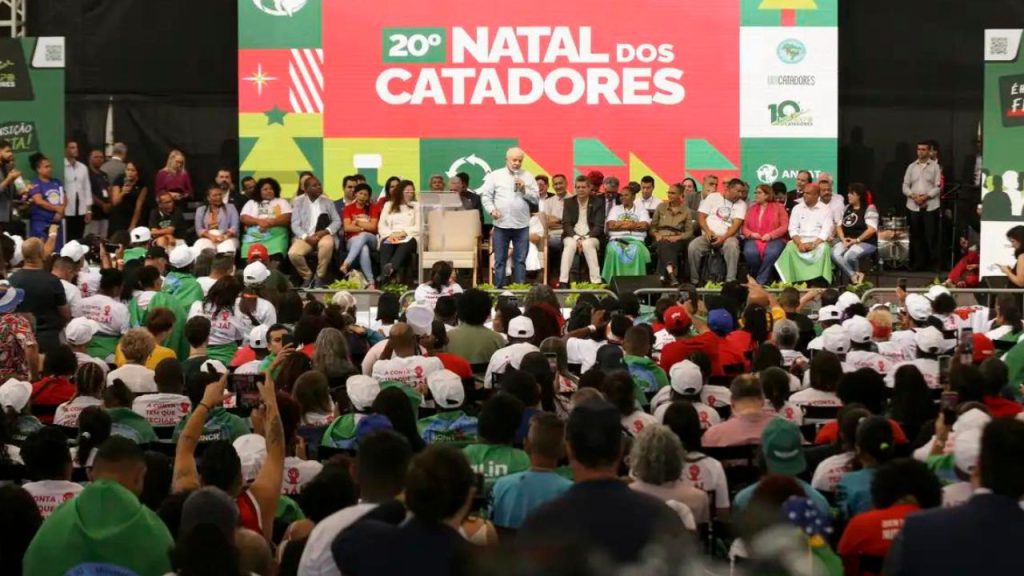 O presidente Luiz Inácio Lula da Silva anunciou, nesta sexta-feira (22), que, lançará no início de 2024 um programa que destinará todos os prédios públicos sem uso pelo governo federal para moradia popular.