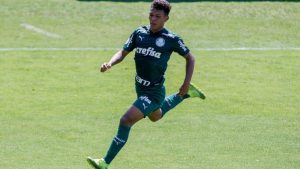 Atacante Gabriel Veron chega ao Cruzeiro por empréstimo do Porto, de Portugal, onde lutou contra lesões desde que foi contratado.