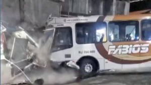  9 pessoas ficaram feridas em um acidente de ônibus na noite desta segunda-feira, entre Cordovil e Parada de Lucas, no Rio de Janeiro