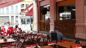O setor de bares e restaurantes dá sinais de recuperação, mas ainda sofre para operar no lucro, revela pesquisa da Associação Brasileira de Bares e Restaurantes (Abrasel).