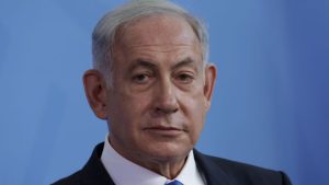 O julgamento do primeiro ministro de Israel, Benjamin Netanyahu, foi retomado nesta segunda-feira (4). Por se tratar de um caso "não-urgente", o processo foi pausado em 7 de outubro, devido ao início do conflito entre o país e o grupo terrorista Hamas.