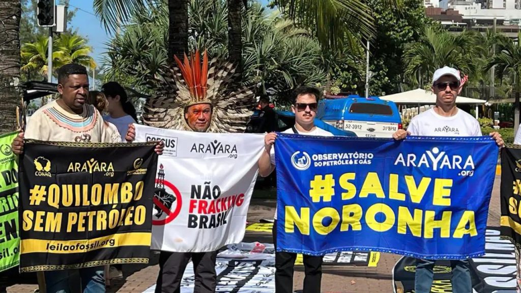Um grupo de manifestantes protestou, nesta quarta-feira (13), contra o leilão de áreas de exploração de petróleo e gás natural, feito pela Agência Nacional do Petróleo, Gás Natural e Biocombustíveis (ANP), nesta quarta-feira (13).
