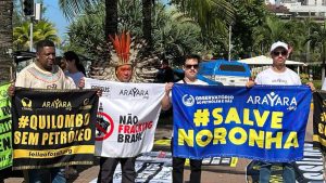 Um grupo de manifestantes protestou, nesta quarta-feira (13), contra o leilão de áreas de exploração de petróleo e gás natural, feito pela Agência Nacional do Petróleo, Gás Natural e Biocombustíveis (ANP), nesta quarta-feira (13).
