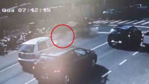 Mulher que não foi identificada foi atropelada na Rua 13 de Maio, 3.575, no Centro de Campo Grande, por um motociclista.