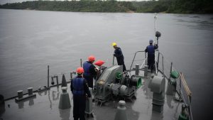 Um navio petroleiro tombou no Rio Amazonas, na segunda-feira (4). Segundo a Marinha, o acidente ocorreu após a embarcação errar o trajeto.