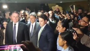 O ex-presidente Jair Bolsonaro fez um discurso com elogios ao governador de São Paulo, Tarcísio de Freitas (Republicanos). O pronunciamento ocorreu durante o lançamento da Frente Parlamentar Mista em Defesa das Escolas Cívico-Militares, realizado em Brasília.