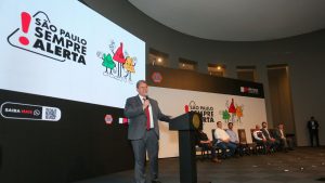 O governador Tarcísio de Freitas lançou nesta quinta-feira (14) a campanha SP Sempre Alerta, com foco na prevenção de desastres e prontidão contínua da Defesa Civil do estado para eventos climáticos extremos.