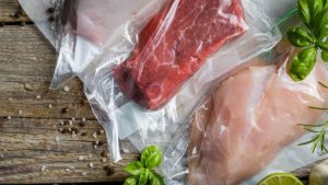 O governo brasileiro tomou conhecimento, com satisfação, da decisão do governo russo de renovar as quotas para importação de 570 mil toneladas de carne bovina, com tarifa reduzida de 50% para 15% e 364 mil toneladas de carne de aves, com tarifa zero.