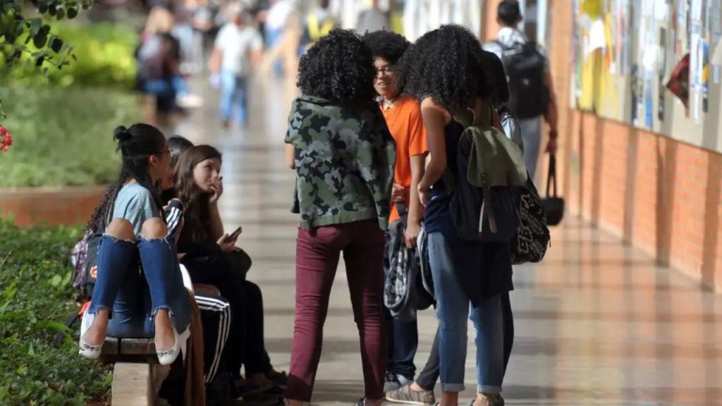 Segundo pesquisa durante o período de 2010 a 2019, negros tiveram menor acesso à educação em relação aos brancos