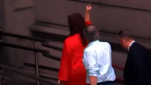 Cristina Kirchner mostra o "dedo do meio" ao chegar à posse de Milei