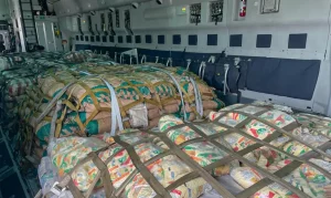 Avião com 11 toneladas de ajuda para vítimas da guerra decola no RJ