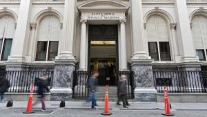 Milei adia medidas; BC anuncia restrição à compra de dólares na Argentina