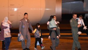 Avião da FAB chega a Brasília com 48 repatriados
