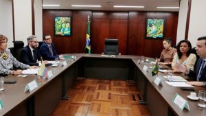 Ministra da Colômbia é recebida no Ministério da Agricultura para discutir parcerias