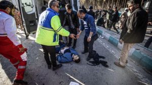 Duas explosões no Irã mataram pelo menos 103 pessoas e feriram 170 que caminhavam em procissão para o túmulo de Qassem Soleimani.