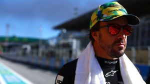 Fernando Alonso, que defende a Aston Martin na F1, justificou a dificuldade das equipes em fazer um bom carro por completo na elite.