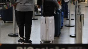 Em greve há dois meses, os auditores fiscais da Receita Federal farão operação-padrão nesta terça-feira (29) que prevê inspeções mais rigorosas nas bagagens de passageiros que desembarcarem de voos internacionais.