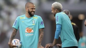 Com a repercussão de que Neymar tem ajudado na defesa de Daniel Alves, o camisa 10 da Seleção Brasileira se pronunciou sobre o caso.