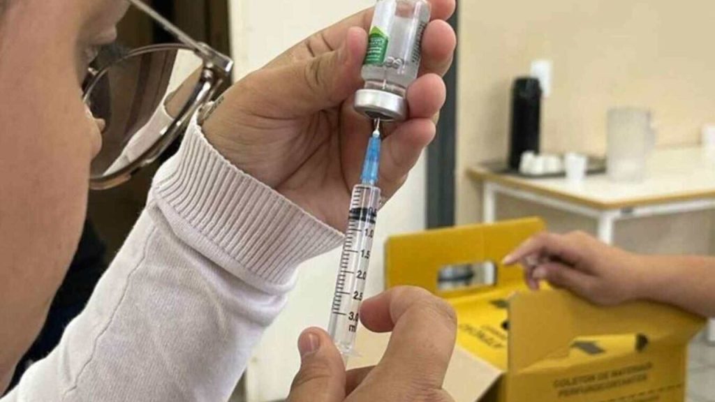 Desta quarta-feira (3) até o fim de março, Dourados, a 229 km de Campo Grande, quer imunizar 150 mil pessoas contra a dengue.