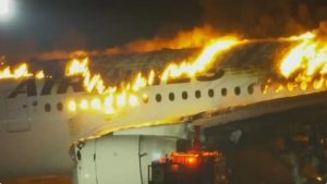 O voo 516 da Japan Airlines pousou em chamas no aeroporto de Haneda, em Tóquio, transportando mais de 300 pessoas na terça-feira (2).
