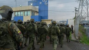 Mais de 130 agentes penitenciários e outros funcionários foram mantidos como reféns por detentos em pelo menos cinco prisões do Equador nesta quarta-feira (10).