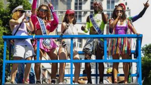 Este sábado marca o primeiro desfile de megablocos no pré-carnaval do Rio, com o Carrossel de Emoções, que já arrasta milhares de foliões.