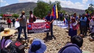 Pelo menos dois civis morreram no protesto que os seguidores do ex-presidente Evo Morales iniciaram na segunda-feira contra os juízes que desqualificaram a sua candidatura presidencial.