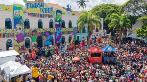 Os ingressos populares para os desfiles das escolas de samba do Grupo Especial do Rio de Janeiro começam a ser vendidos nesta quarta-feira (31).
