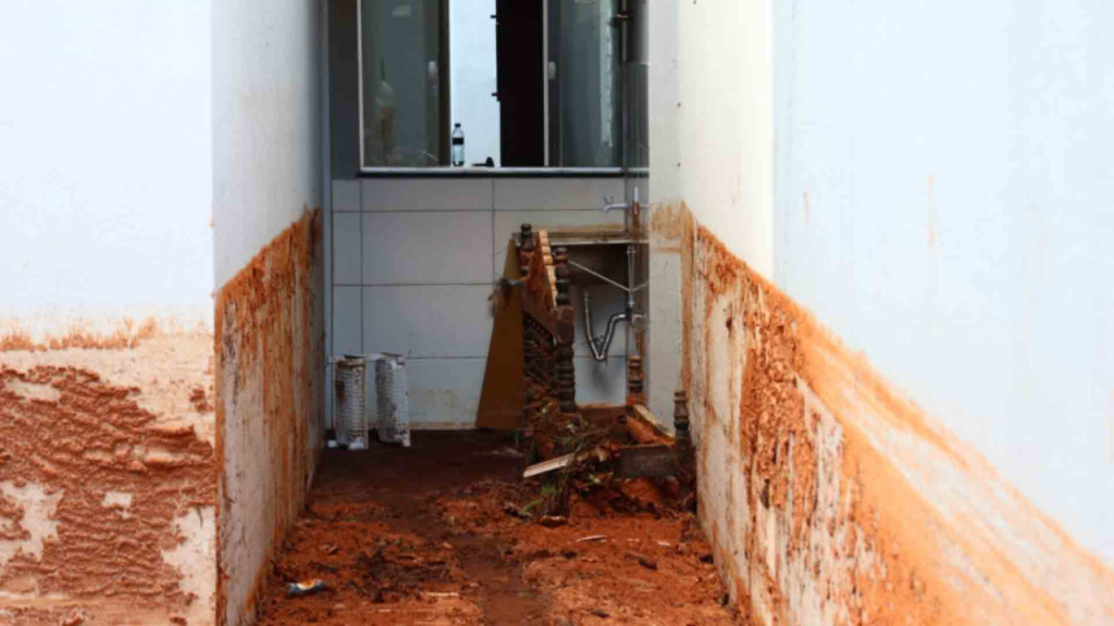A casa, que foi comprada há pouco mais de um mês foi completamente tomada por barro, e as marcas da lama na parede passaram de ‘um metro’