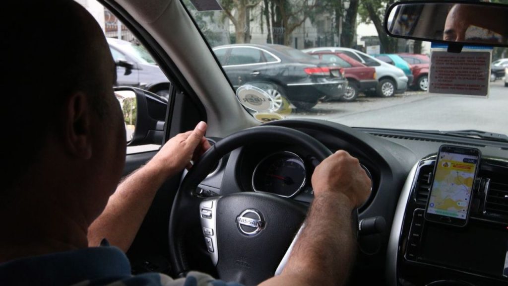 O governo fluminense publicou nesta segunda-feira (8) resolução que determina medidas contra cobranças adicionais por uso de ar-condicionado nos carros de aplicativo. Essa prática foi considerada abusiva pelo governo do estado.