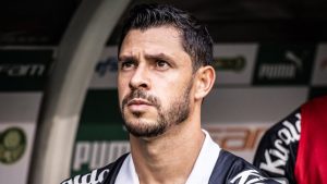 O meio-campista Giuliano sofreu uma lesão muscular na panturrilha esquerda na última partida do Campeonato Paulista contra o Palmeiras.