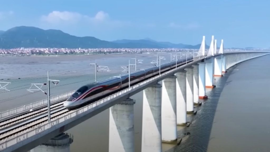 Com uma clara liderança no desenvolvimento ferroviário, a China anuncia mais um feito inédito: a primeira linha de alta velocidade construída sobre água.