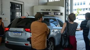 O vereador Carlos Bolsonaro esteve na manhã desta terça-feira (30) na sede da Superintendência da Polícia Federal (PF) no Rio de Janeiro.
