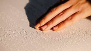 O Sistema Braille foi criado em 1825 pelo francês Louis Braille, que ficou cego em razão de um acidente que causou infecção nos dois olhos