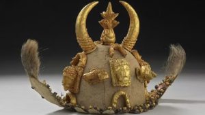 Entre os artefatos que serão retornados estão peças impressionantes, incluindo um cachimbo da paz de ouro, que serão repatriados após décadas