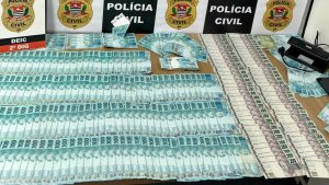 Um homem, de 45 anos, foi preso em flagrante por policiais da Divisão de Investigações Gerais (DIG) por distribuir cédulas falsificadas nos comércios da região central da capital.