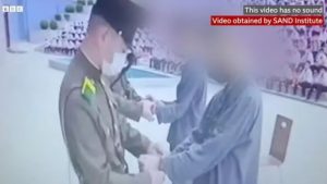 A BBC Korean divulgou imagens de uma condenação pública de dois adolescente da Coreia do Norte a 12 anos de trabalho compulsório por assistirem a séries sul-coreanas, mais conhecidas como doramas.