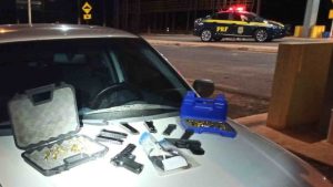 Polícia apreende carro com pistolas, munições e drogas na BR-463