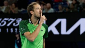 Medvedev vira jogo contra Zverev e avança para a final do Australian Open