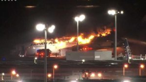 Avião pega fogo no Japão; companhia retirou as 379 pessoas a bordo; veja o vídeo