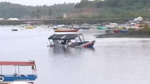 Embarcação naufraga na Baía de Todos-os-Santos; Marinha procura desaparecidos