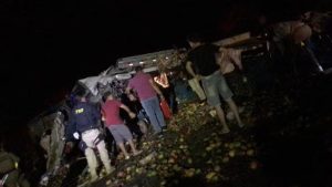 Colisão entre caminhão e ônibus de turismo deixa 25 pessoas mortas na BA