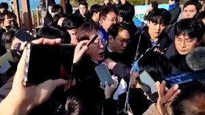 Líder da oposição na Coreia do Sul leva facada no pescoço