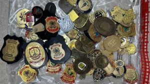 Fábrica clandestina de distintivos policiais é fechada pela polícia no RJ