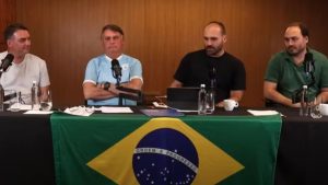 Flavio, o ex-presidente Jair Bolsonaro (2º à esq.), Eduardo e Carlos em live feita no domingo (28), em Angra dos Reis (RJ) - Crédito: Reprodução