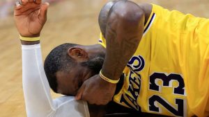 NBA: Rockets derrotam Lakers em jogo polêmico com tapa