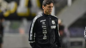 O treinador Fabián Bustos recusou um acordo milionário com o Santos, fazendo com que o clube siga sem conseguir inscrever novos jogadores.