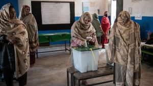 Pelo menos nove pessoas, incluindo duas crianças, morreram em ataques no Paquistão durante as eleições gerais nesta quinta-feira (8). A informação é da CNN.