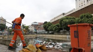 A proporção de coleta de lixo, direta e indireta, no Censo de 2000, subiu de 76,4% para 85,8% em 2010, chegando aos 90,9% em 2022